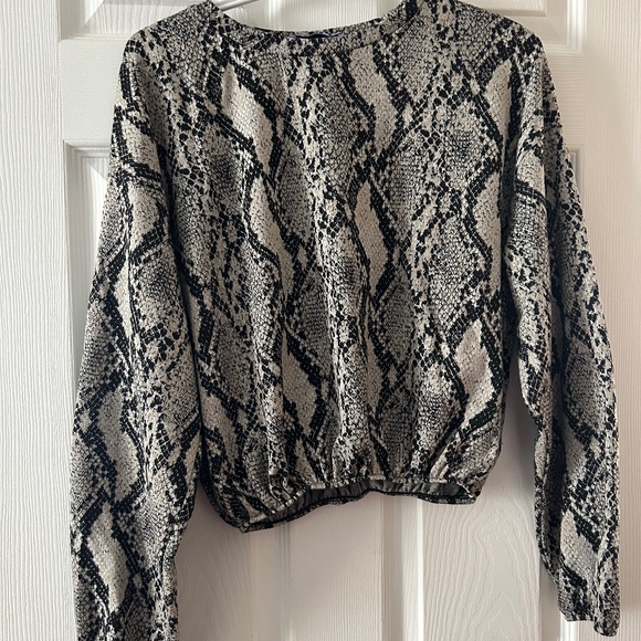 Zara Trafaluc Gray Black Snake Print Long Sleeve Elastic Waist Cropped Knit Sz M - Picture 1 of 3